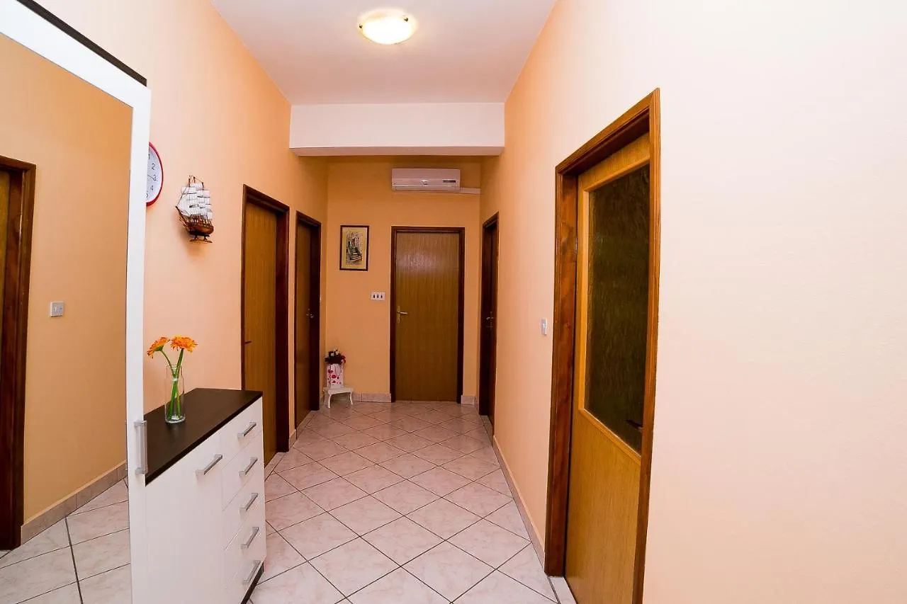 Apartments By The Sea Seline, Paklenica - 13295 0*, סלינה